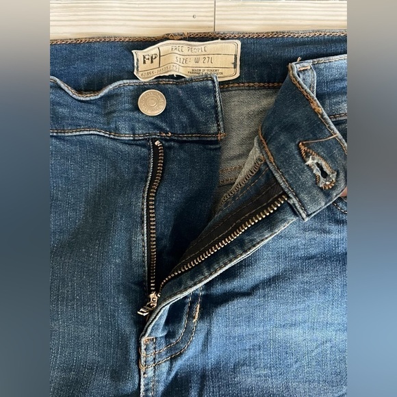 FREE PEOPLE Women’s Shark Bite Skinny Jeans Blue Distressed Frayed Size‎ 27 Long - Picture 6 of 16